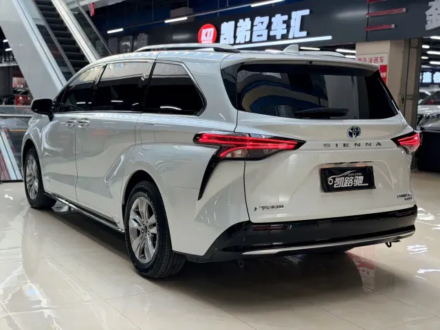Toyota Sienna — Фото автомобиля 18
