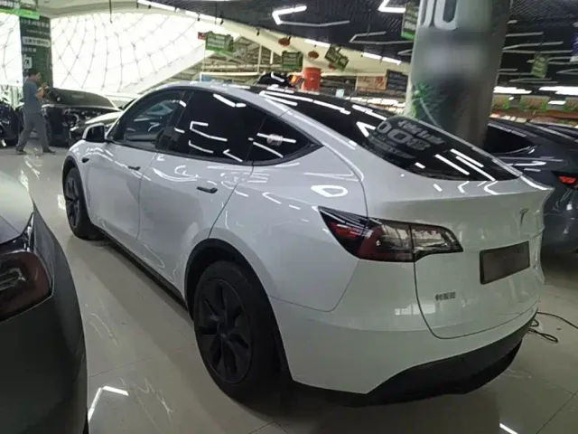 Tesla Model Y — Фото автомобиля 4