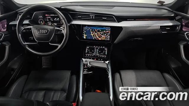 Audi e-tron — Фото автомобиля 7