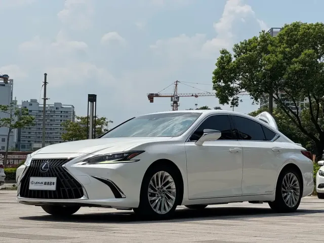 Фотография автомобиля — Lexus ES