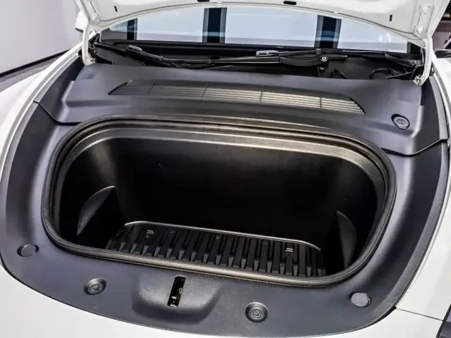 Tesla Model Y — Фото автомобиля 30