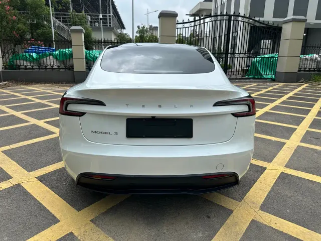 Tesla Model 3 — Фото автомобиля 4