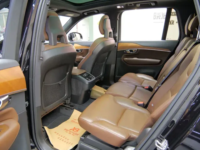 Volvo XC90 — Фото автомобиля 11
