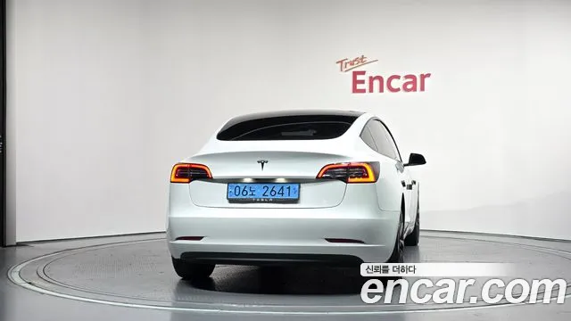 Tesla Model 3 — Фото автомобиля 4