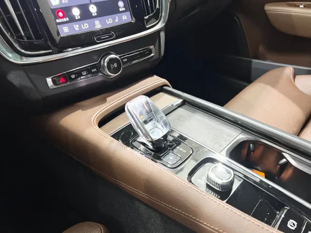 Volvo S90 — Фото автомобиля 17