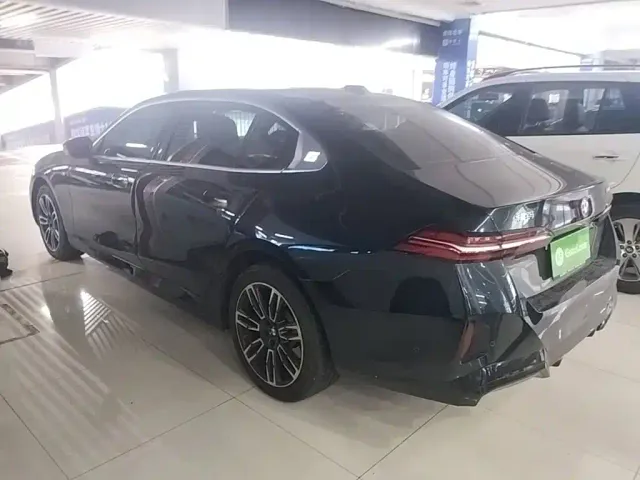BMW 5 Series — Фото автомобиля 4