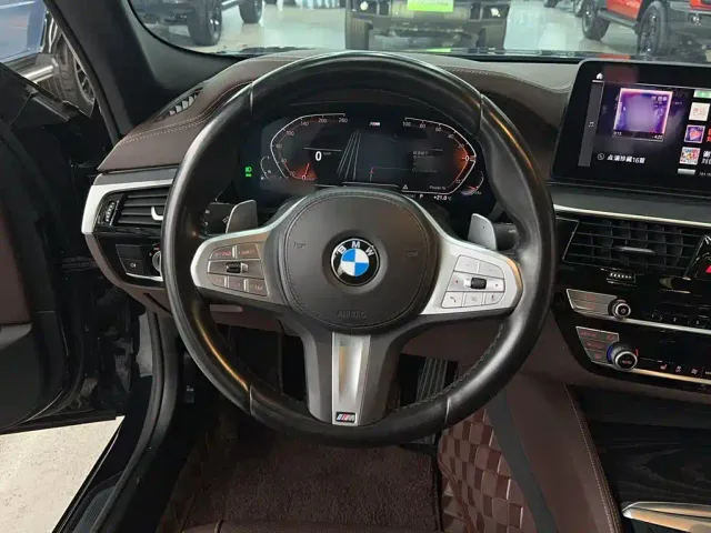 BMW 5 Series — Фото автомобиля 3