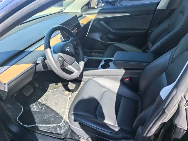 Tesla Model 3 — Фото автомобиля 6
