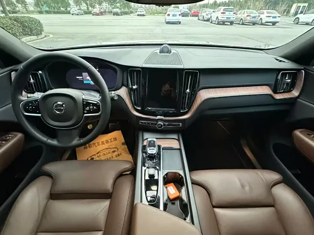 Volvo XC60 — Фото автомобиля 9