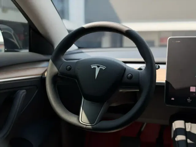 Tesla Model 3 — Фото автомобиля 5