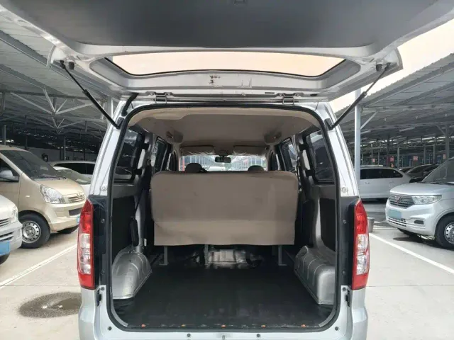 Wuling Hongguang V — Фото автомобиля 7