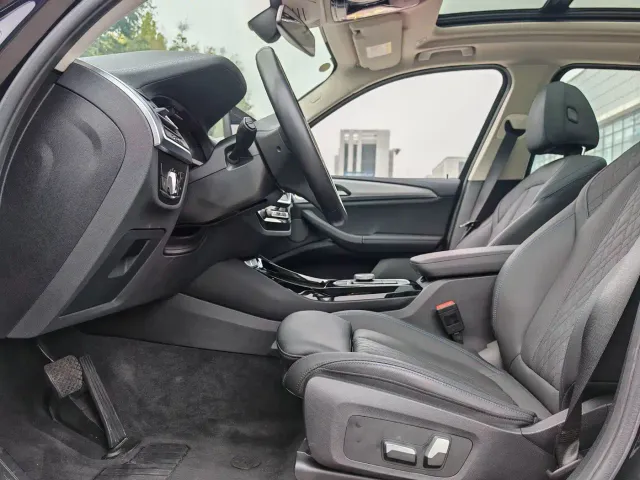 BMW iX3 — Фото автомобиля 12