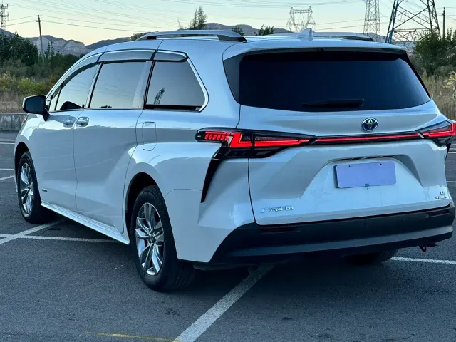 Toyota Sienna — Фото автомобиля 10