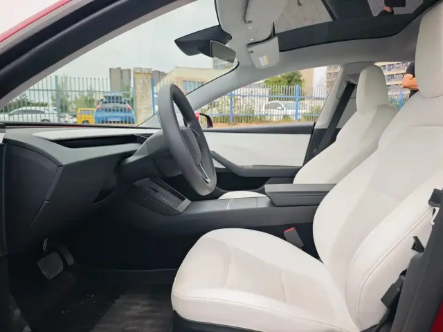 Tesla Model 3 — Фото автомобиля 7