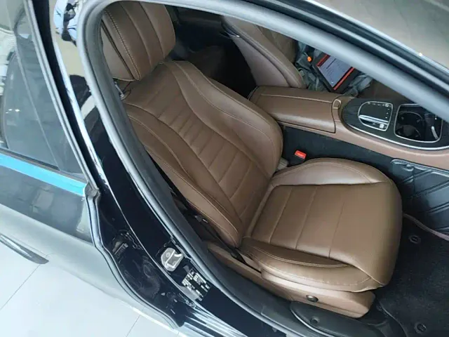 Mercedes-Benz E-Class — Фото автомобиля 24