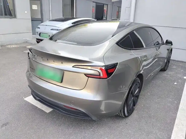 Tesla Model 3 — Фото автомобиля 6