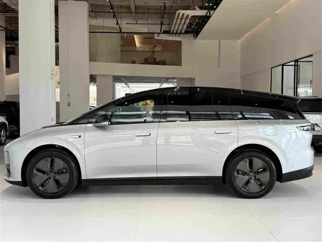 Li Auto i8 — Фото автомобиля 13