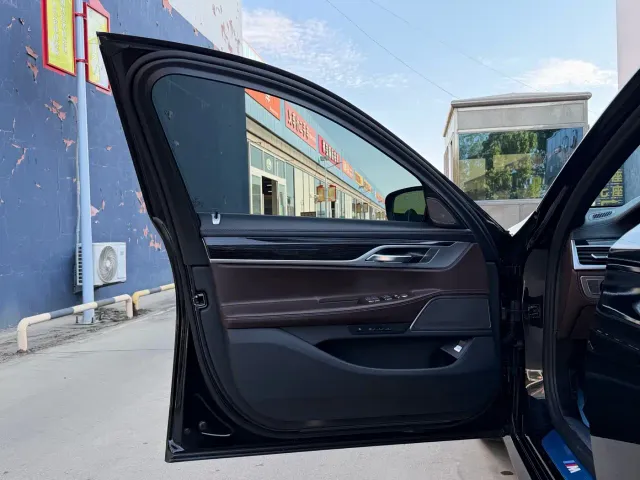BMW 7 Series — Фото автомобиля 8