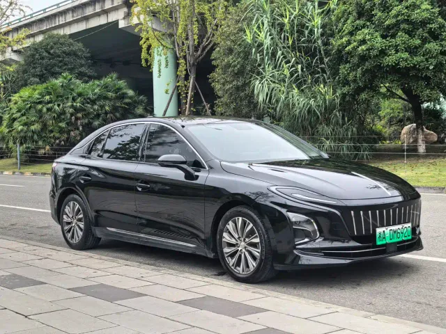 Hongqi E-QM5 — Фото автомобиля 3