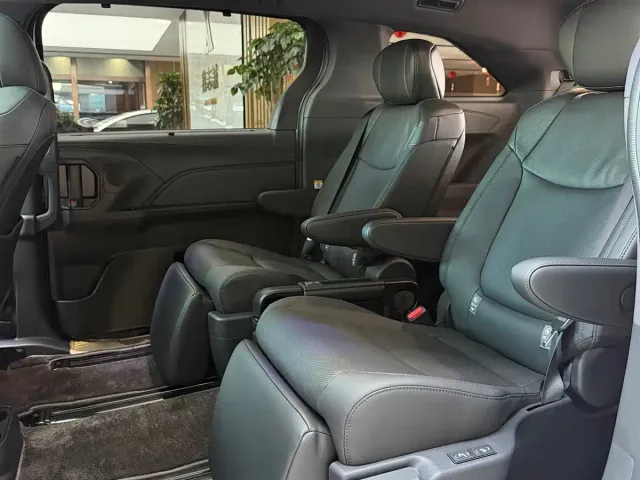 Toyota Sienna — Фото автомобиля 6