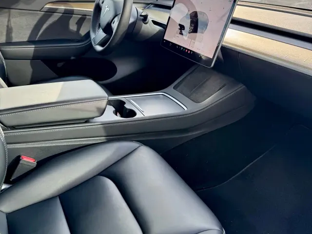 Tesla Model Y — Фото автомобиля 12