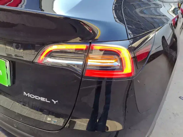 Tesla Model Y — Фото автомобиля 7