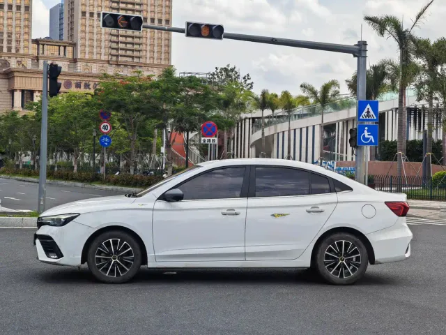 Roewe i5 — Фото автомобиля 3