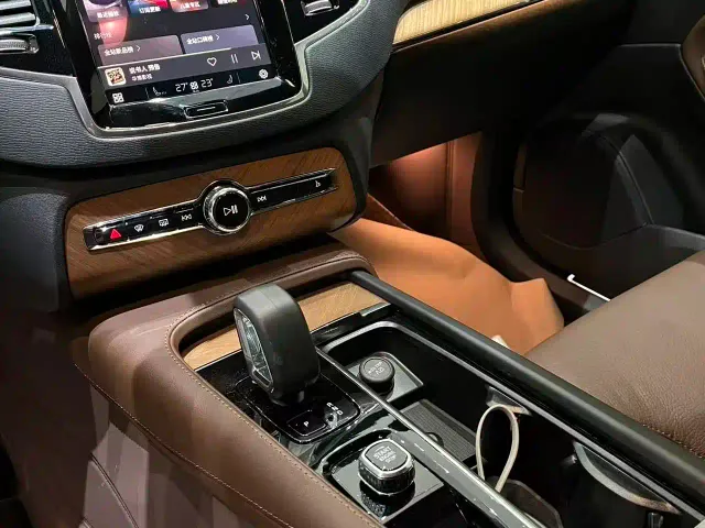 Volvo XC90 — Фото автомобиля 7