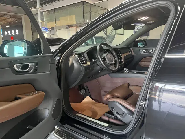 Volvo XC60 — Фото автомобиля 8