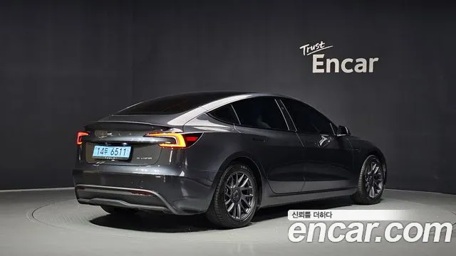 Tesla Model 3 — Фото автомобиля 2
