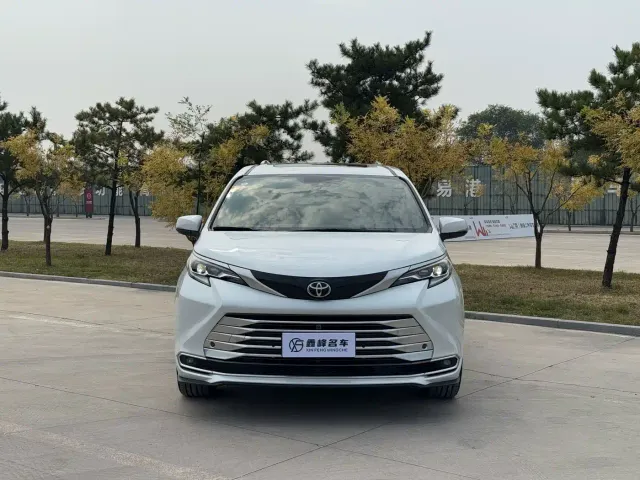 Toyota Sienna — Фото автомобиля 2