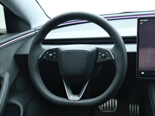 Tesla Model 3 — Фото автомобиля 17