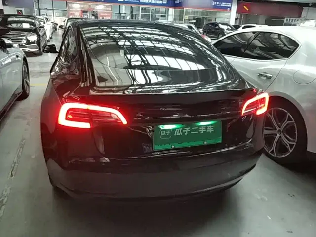 Tesla Model 3 — Фото автомобиля 5