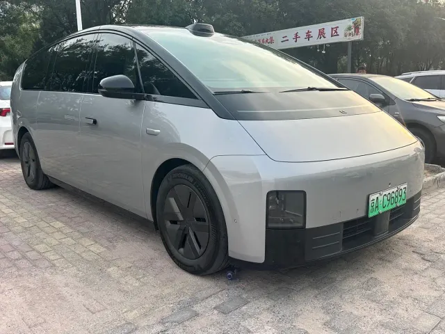 Li Auto MEGA — Фото автомобиля 3