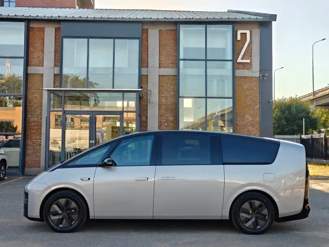 Li Auto MEGA — Фото автомобиля 7