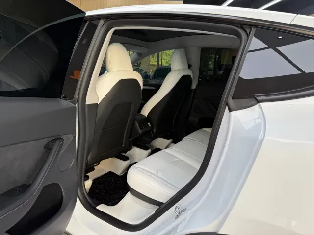 Tesla Model Y — Фото автомобиля 23