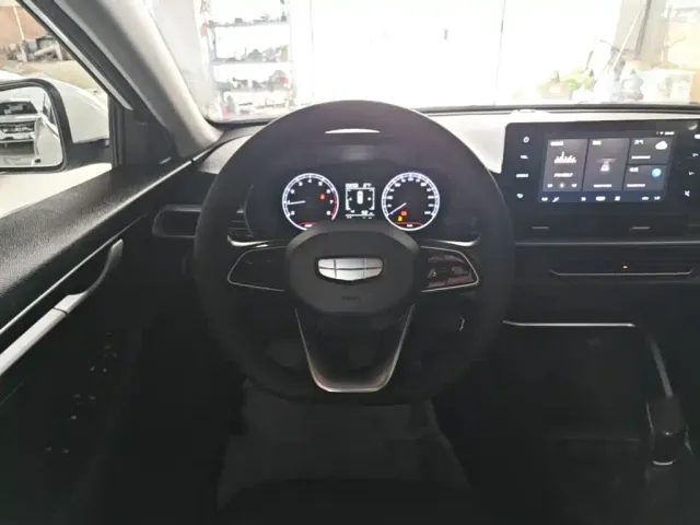 Geely Emgrand — Фото автомобиля 10