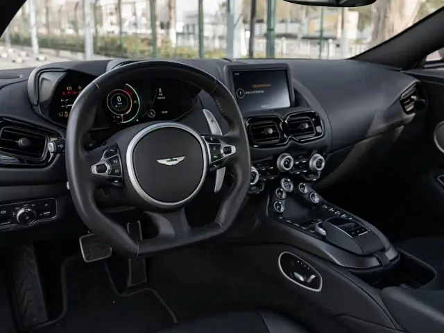 Aston Martin V8 Vantage — Фото автомобиля 5