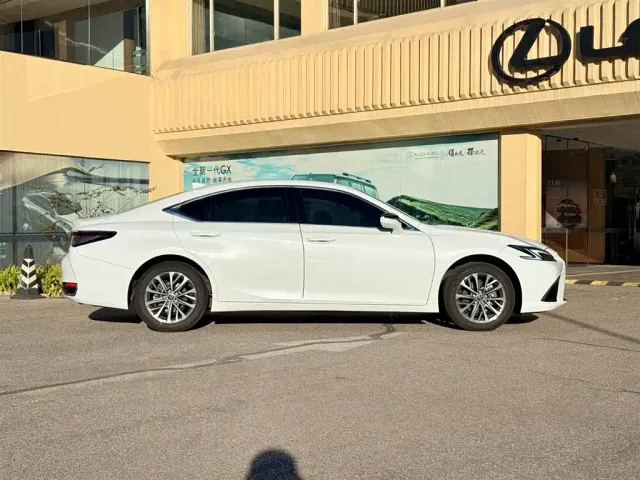 Lexus ES — Фото автомобиля 8
