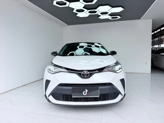 Toyota C-HR — Фото автомобиля 2