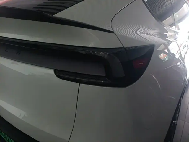 Tesla Model Y L — Фото автомобиля 7