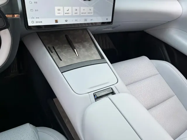 Lynk & Co Z10 — Фото автомобиля 10