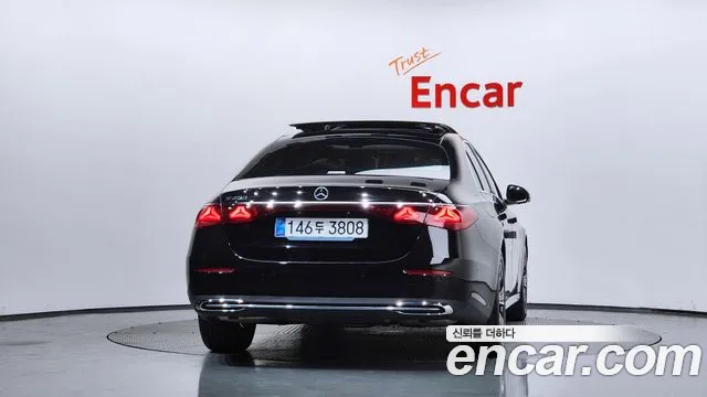 Mercedes-Benz E-Class — Фото автомобиля 4