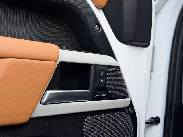 Land Rover Defender — Фото автомобиля 10