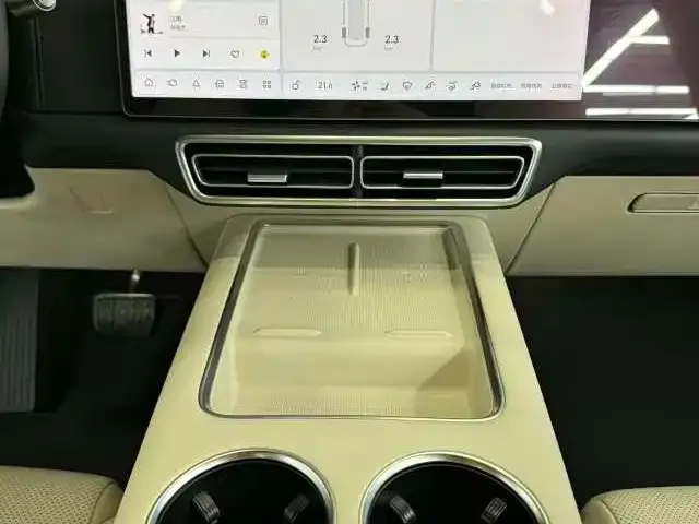Li Auto L7 — Фото автомобиля 13