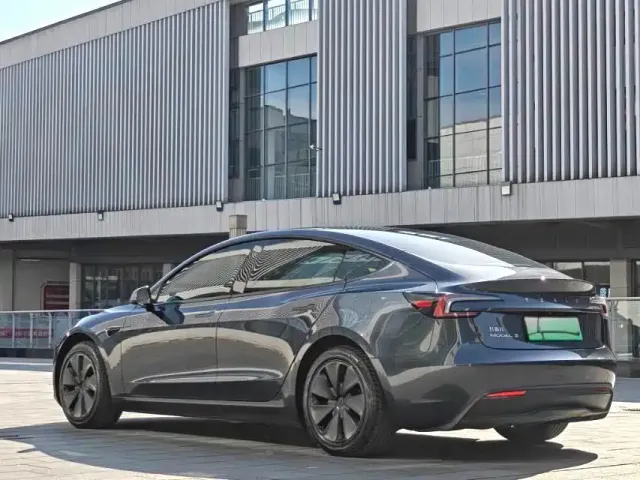 Tesla Model 3 — Фото автомобиля 9