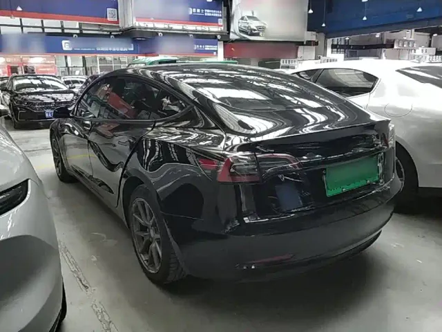 Tesla Model 3 — Фото автомобиля 4