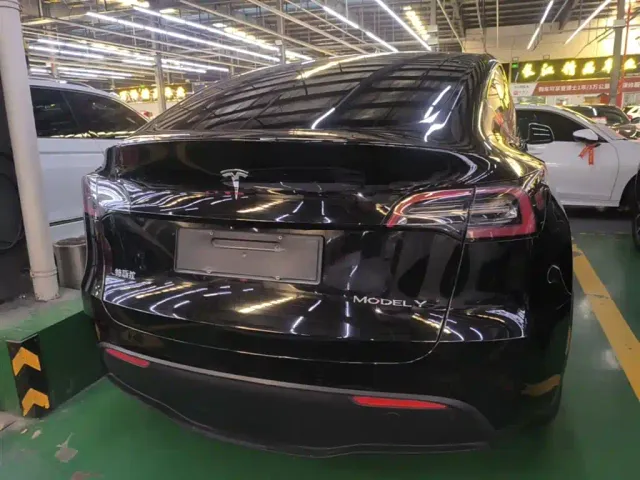 Tesla Model Y — Фото автомобиля 5