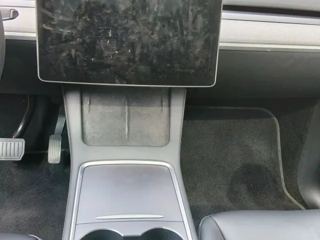Tesla Model Y — Фото автомобиля 9