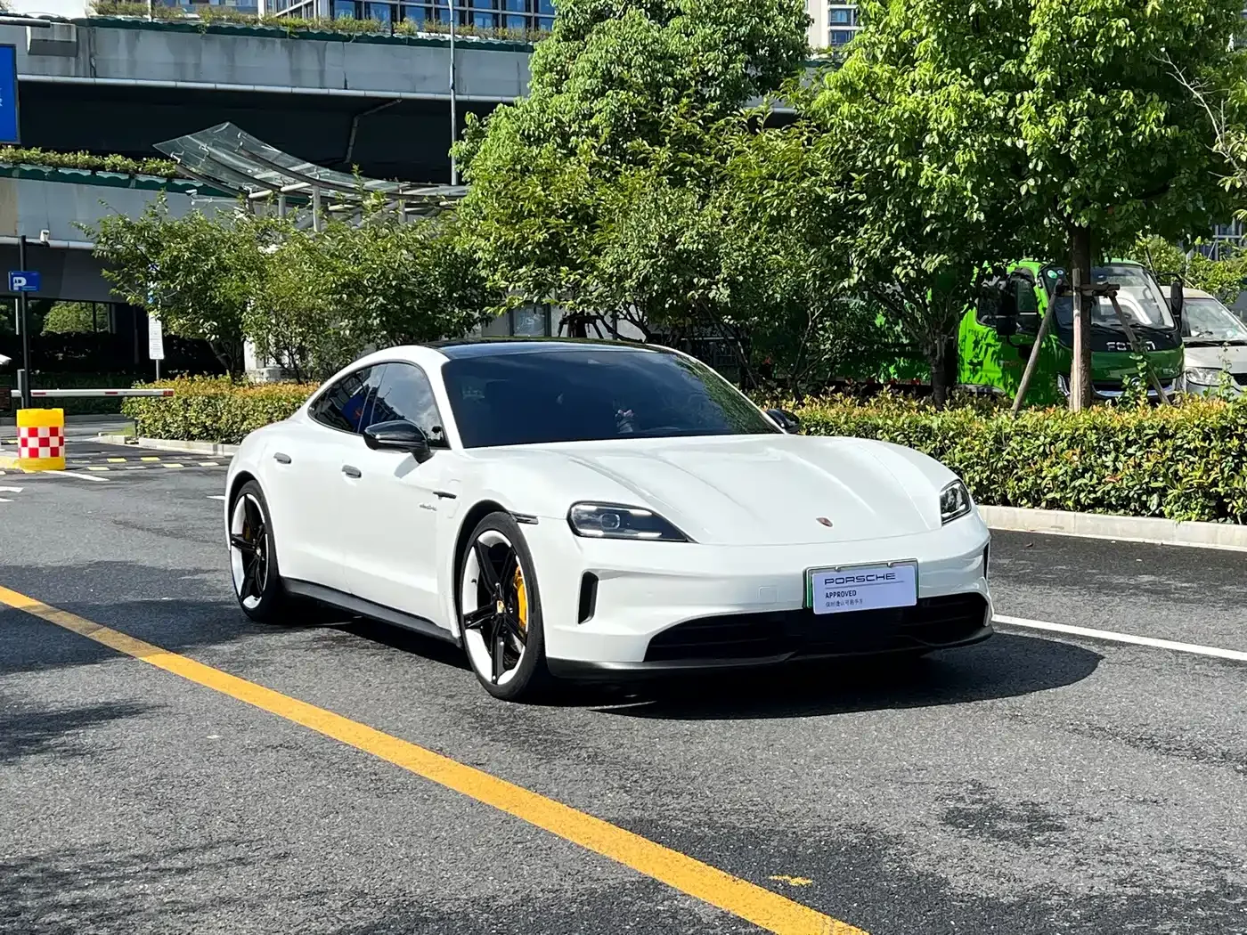 Porsche Taycan 2024 Taycan 4 — Фото автомобиля 3